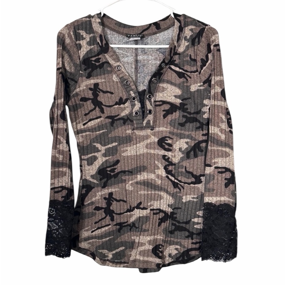 VENUS Women’s Camo Long Sleeve Top W/Black Lace Cuffs Medium Pre-Loved PTP 17”